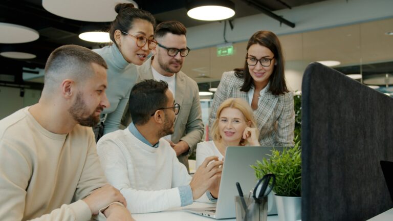 Comment créer une communauté en ligne ? Le guide stratégique pour fédérer une audience engagée