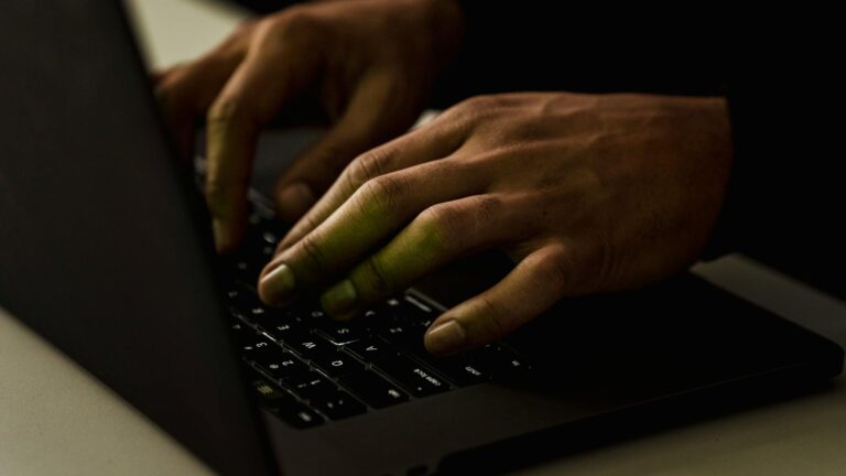 Shadow ban sur les réseaux sociaux : comprendre ce blocage invisible et comment en sortir