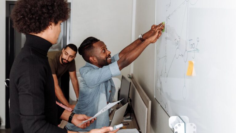 Scrum master : rôle, missions et compétences clés en gestion agile